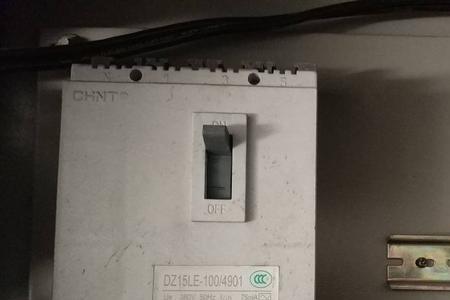 三相空开可以接入220v的2根线吗