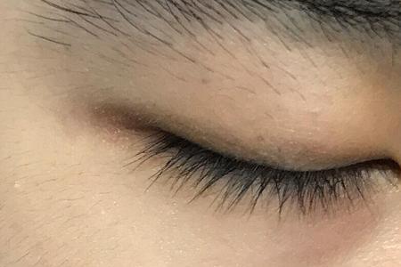 刚做了睫毛不小心扣到了怎么办