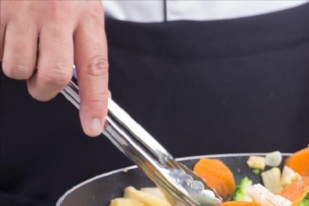 铁锅做完饭是彩色的洗不掉