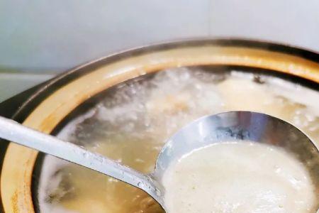 炖鸡汤飘起来白色泡沫怎么弄掉