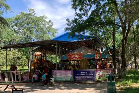 公园里人真多左什么右什么