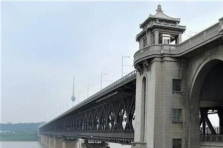 与领头雁桥头堡类似的词语