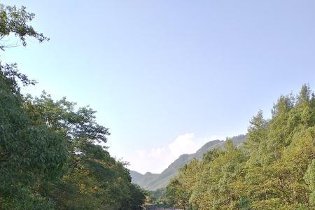 小溪水哗哗地流着改成拟人句