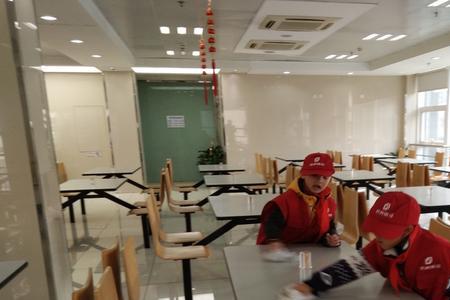 桌子擦得很干净形容词
