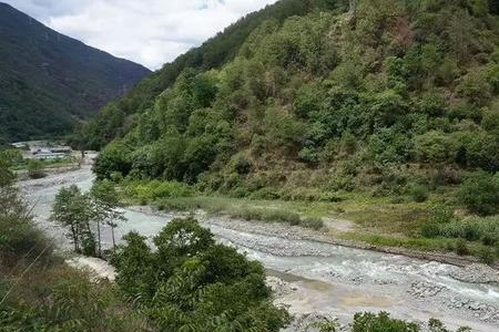 一个人一条路一座山一条河
