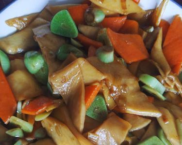 鸡腿菇炒腊八蒜怎么做