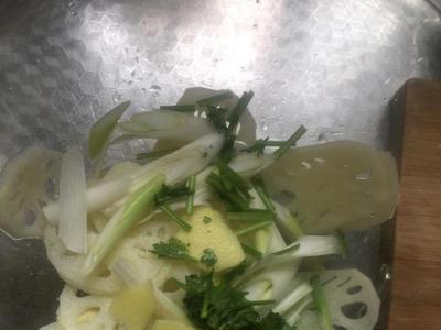 芹菜饺子馅的莲菜焯水吗