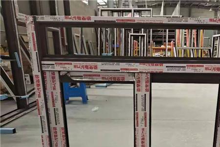为什么铝合金门窗玻璃自行破碎