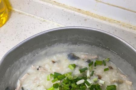 皮蛋瘦肉粥放白胡椒粉还是黑