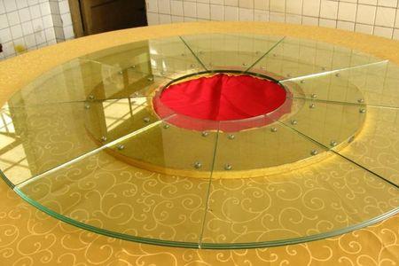餐桌玻璃炸裂怎么更换