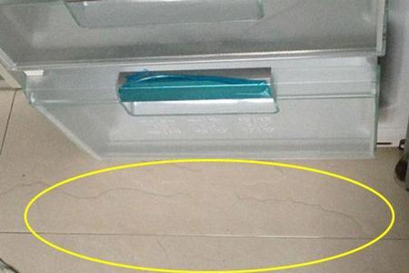 冰柜接水盘怎么取出