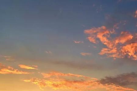 写橘红色天空的诗句