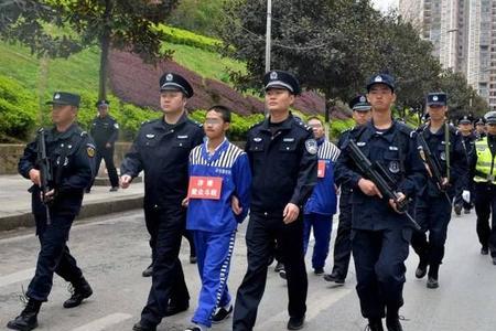押解犯罪嫌疑人需要几个人