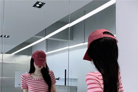 火龙果包臀全身裙搭配什么上衣