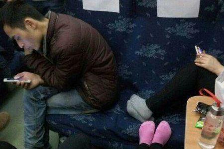 女人在男人面前脱鞋什么意思