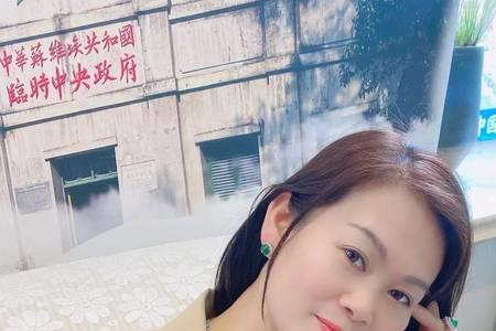 一对碧玉佳人的意思