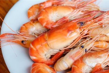 白灼罗氏虾的最佳吃法