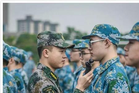 军训指甲不留白是什么意思