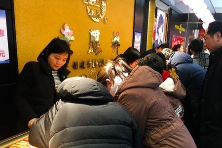 销售员怎么给客户戴手链