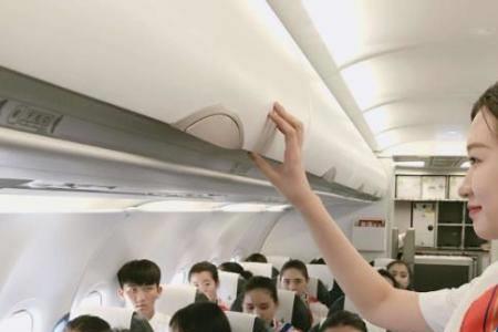 飞机空姐手里按的按钮干嘛的