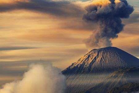 火山喷发出来的是什么