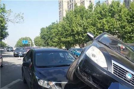 两个车挤一个道蹭了谁的责任