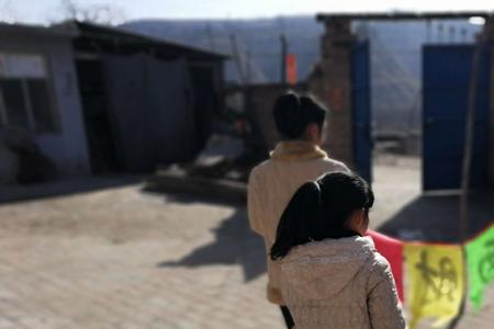 妹妹什么地走进院子说填词语