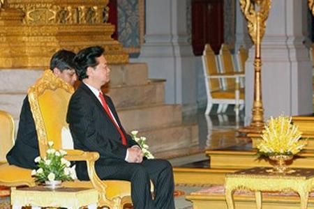 柬埔寨为什么有国王和首相