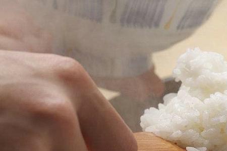 蒸米饭锅盖压不住水蒸气