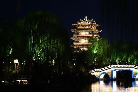 夜色轻轻的意思是什么
