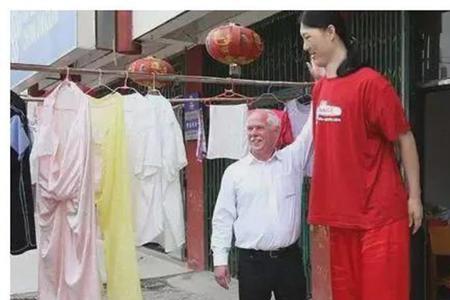 2米巨人穿多少码鞋子