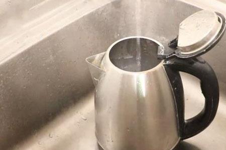烧水壶烧开后水往外冒