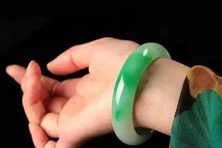 玉手镯自己戴不了可以给别人吗