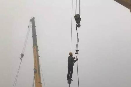 施工时开电梯需要戴安全帽吗