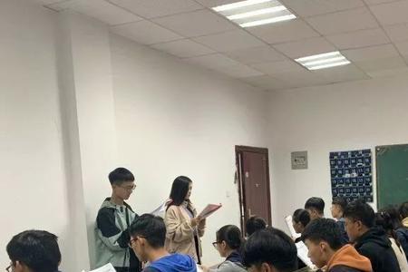 大学的早八晚七是什么意思