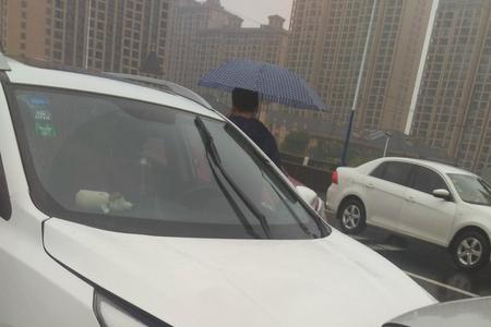 男朋友撞车了怎么安慰