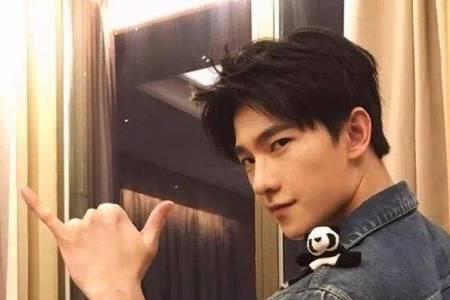 杨洋戒指为什么戴在食指上