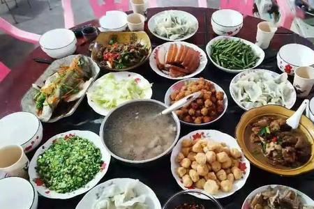 形容饭菜丰盛香味俱全的诗句