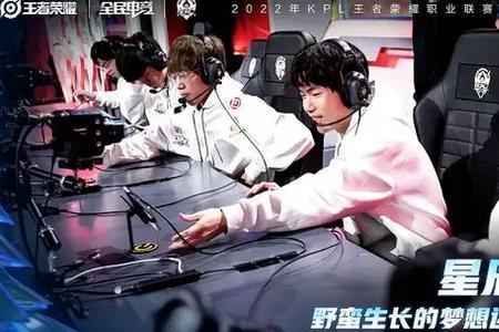 蝉联是三连冠的意思吗