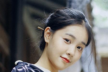 女生说自己18岁怎么夸她