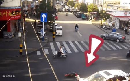 直行车路口不减速撞上右转车辆