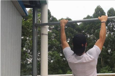 反手引体窄距还是宽距