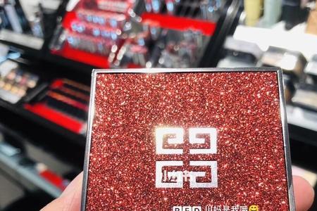 纪梵希散粉外盒logo是红色的