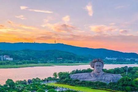 橘子洲头上面是什么山