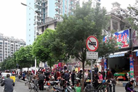 占用人行道摆摊由哪个部门管理