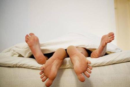 女方自愿和男方同居男方犯法吗
