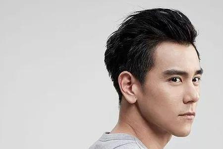 发际线中间凹陷男士发型