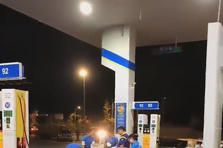 加油站刚刚下油开车加油好吗