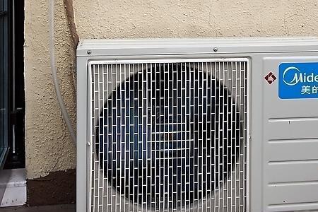 变频空调缺氟外机风扇会转吗