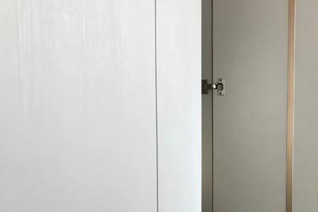 客厅柜门跟房间门颜色要一致吗